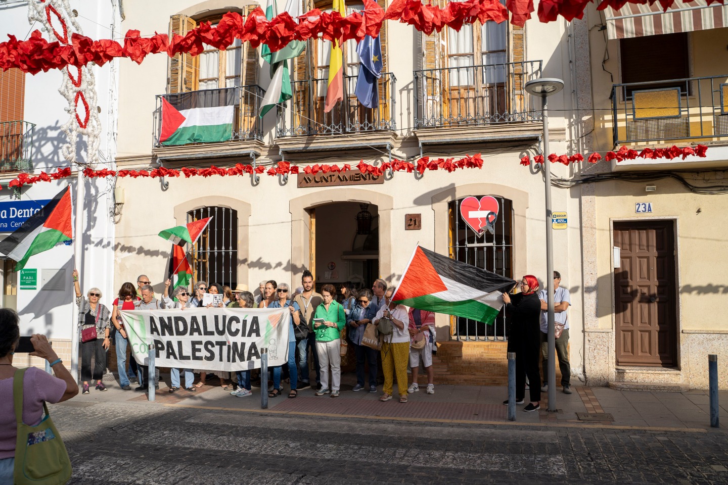 Mairena iza la bandera de Palestina: solidaridad, memoria y defensa del Derecho Internacional